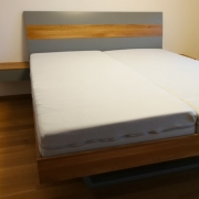 Schlafzimmerbett mit individuellem Kopfstück und Nachttisch