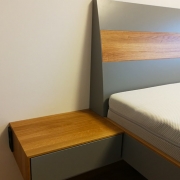 Schlafzimmerbett mit individuellem Kopfstück und Nachttisch