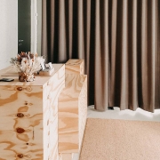 OS Wohnkonzept steht für hochwertige, maßgeschneiderte und passgenaue Möbel, die langlebig, robust und wirkungsvoll Ihr Zuhause verschönern und aufwerten. Unsere begeisterten Kunden kommen aus der Rhein-Neckar-Region, rund um Karlsruhe, Pforzheim, Mannheim, Heidelberg, Walldorf, Ludwigshafen, Baden-Baden, Ettlingen, Sinsheim, Bruchsal, Hockenheim, Schwetzingen.