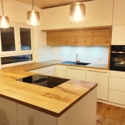 Massivholz Arbeitsplatte aus heimischer Eiche OS Wohnkonzept steht für hochwertige, maßgeschneiderte und passgenaue Möbel, die langlebig, robust und wirkungsvoll Ihr Zuhause verschönern und aufwerten. Unsere begeisterten Kunden kommen aus der Rhein-Neckar-Region, rund um Karlsruhe, Pforzheim, Mannheim, Heidelberg, Walldorf, Ludwigshafen, Baden-Baden, Ettlingen, Sinsheim, Bruchsal, Hockenheim, Schwetzingen.