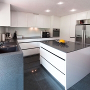 Küche mit freistehender Insel OS Wohnkonzept steht für hochwertige, maßgeschneiderte und passgenaue Möbel, die langlebig, robust und wirkungsvoll Ihr Zuhause verschönern und aufwerten. Unsere begeisterten Kunden kommen aus der Rhein-Neckar-Region, rund um Karlsruhe, Pforzheim, Mannheim, Heidelberg, Walldorf, Ludwigshafen, Baden-Baden, Ettlingen, Sinsheim, Bruchsal, Hockenheim, Schwetzingen.