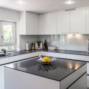 Küche mit freistehender Insel OS Wohnkonzept steht für hochwertige, maßgeschneiderte und passgenaue Möbel, die langlebig, robust und wirkungsvoll Ihr Zuhause verschönern und aufwerten. Unsere begeisterten Kunden kommen aus der Rhein-Neckar-Region, rund um Karlsruhe, Pforzheim, Mannheim, Heidelberg, Walldorf, Ludwigshafen, Baden-Baden, Ettlingen, Sinsheim, Bruchsal, Hockenheim, Schwetzingen.