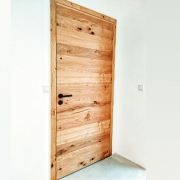 Furnierte Eiche Tür OS Wohnkonzept steht für hochwertige, maßgeschneiderte und passgenaue Möbel, die langlebig, robust und wirkungsvoll Ihr Zuhause verschönern und aufwerten. Unsere begeisterten Kunden kommen aus der Rhein-Neckar-Region, rund um Karlsruhe, Pforzheim, Mannheim, Heidelberg, Walldorf, Ludwigshafen, Baden-Baden, Ettlingen, Sinsheim, Bruchsal, Hockenheim, Schwetzingen.
