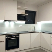 Weiße Küche mit LED Beleuchtung